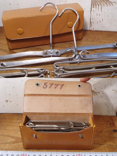 画像2: 1910-30's "Traveling" 4 Metal Hangers w/ Leather Box