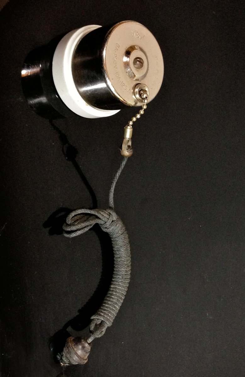 画像1: 1920-30's "H＆H” Porcelain Pull Chain Switch (1)