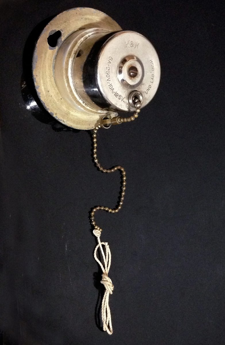 画像1: 1920-30's "H＆H” Porcelain Pull Chain Switch (1)