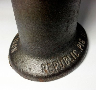 画像1: Early 1900's "Republic Pig Iron" Pen Stand