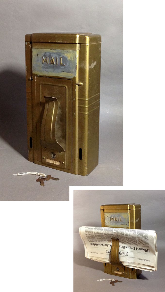画像1: 1930-40's "STREAMLINE" Wall Mount Mail Box w/ Keys (1)