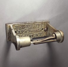 画像3: 1900-1910's "A.P.W PAPER CO. N.Y." Iron Toilet Paper Holder (3)