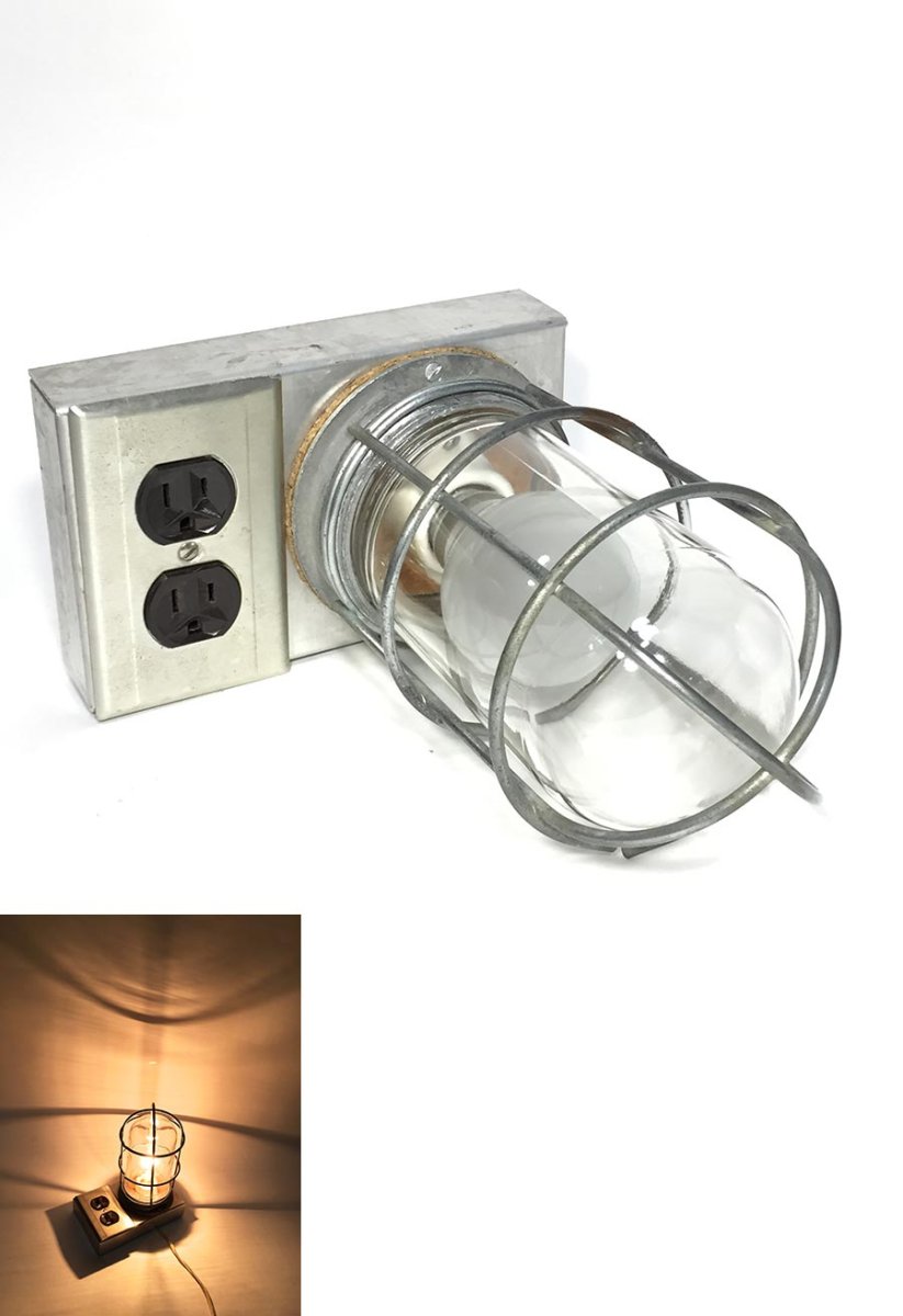 画像1: 1950-80's "Explosion Proof" Light with Electric Outlet【残り1台です】 (1)