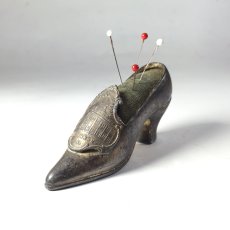 画像1: Eraly-1900's "Victorian Shoe" Metal Pin Cushion (1)