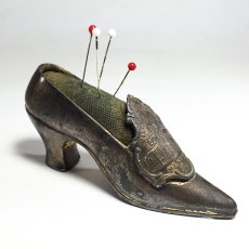 画像2: Eraly-1900's "Victorian Shoe" Metal Pin Cushion (2)