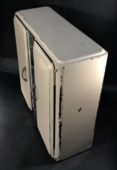 画像1: 1940's French "Shabby" Steel Bathroom Medicine Cabinet