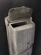 画像4: 1940's "STREAMLINE" Cast Aluminum Wall Mount Mail Box (4)