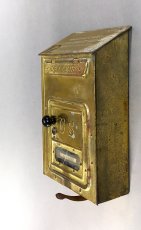 画像4: 1910-20's "CORBIN LOCK CO." Brass Wall Mount Mail Box (4)