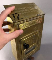 画像8: 1910-20's "CORBIN LOCK CO." Brass Wall Mount Mail Box (8)