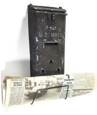 画像1: 1930-40's "Shabby" Wall Mount U.S. MAIL Box w/ Newspaper Holder (1)