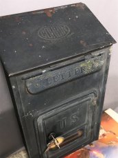 画像2: 【CORBIN LOCK CO.】 1910's Brass Wall Mount Mail Box with Newspaper Holder (2)