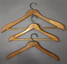 画像2: 【Curtis-Leger Fixture Co. CHICAGO】 1910-30's 3-sets "Advertising" Wood Hangers  (2)