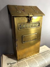 画像2: 1890-1910's "Solid Brass" Wall Mount Mail Box 【Made in ENGLAND】 (2)