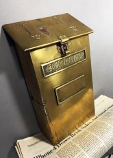 画像1: 1890-1910's "Solid Brass" Wall Mount Mail Box 【Made in ENGLAND】 (1)