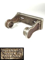 画像1: 1930's【Scott】 "Shabby" Cast Iron Toilet Paper Holder (1)