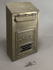 画像2: 1920-30's "CORBIN LOCK CO."  Brass Wall Mount Mail Box  【鍵付き】 (2)