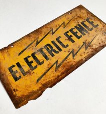 画像1: 1950's Rusty "ELECTRIC FENCE" Tin Sign (1)