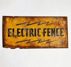 画像2: 1950's Rusty "ELECTRIC FENCE" Tin Sign (2)