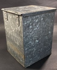 画像7: 1940's “IDEAL FARMS INC.” Galvanized Milk Delivery Cooler Box (7)