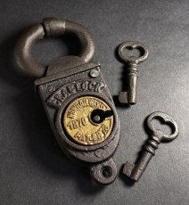 画像1: 【NSW Railways】  1870's “CRAB LOCK”  Cast Iron Railroad Padlock (1)