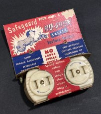 画像1: 1940's "Child's Proof" Bakelite Outlet (1)