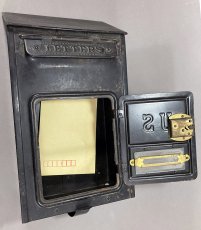 画像9: ★CORBIN LOCK CO.★ 最古モデル！！ 1900-10's Brass Wall Mount Mail Box with Newspaper Holder  【オリジナルキー付き】 (9)
