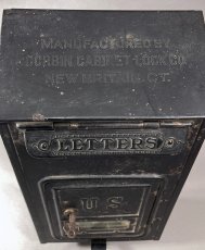 画像3: ★CORBIN LOCK CO.★ 最古モデル！！ 1900-10's Brass Wall Mount Mail Box with Newspaper Holder  【オリジナルキー付き】 (3)