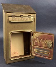 画像7: 1920-30's "CORBIN LOCK CO."  Brass Wall Mount Mail Box  【鍵付き】 (7)