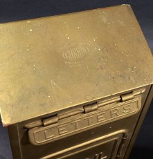 画像2: 1920-30's "CORBIN LOCK CO."  Brass Wall Mount Mail Box  【鍵付き】 (2)