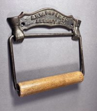 画像1: 1884 N.Y.【A.P.W PAPER CO. N.Y.】Cast Iron Toilet Paper Holder (1)