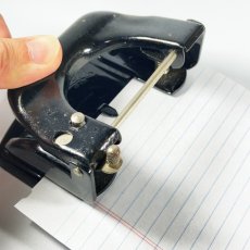 画像6: 1930's “Adjustable” 3-HOLE Paper Punch  【Dead-Stock】 (6)