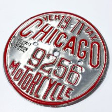 画像1: 【1971 CHICAGO】Motorcycle Vehicle Tax License Plate Medallion Tag (1)
