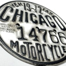 画像3: 【1972 CHICAGO】Motorcycle Vehicle Tax License Plate Medallion Tag (3)