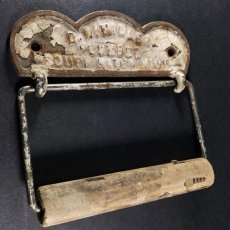 画像1: Around -1900's “Shabby Chic” Cast Iron Toilet Paper Holder (1)