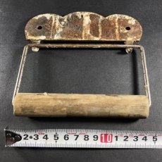 画像4: Around -1900's “Shabby Chic” Cast Iron Toilet Paper Holder (4)