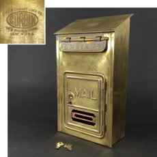 画像1: -＊鍵2個付き＊-  1920-30's "CORBIN LOCK CO."  Brass Wall Mount Mail Box  (1)
