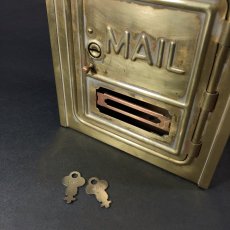 画像2: -＊鍵2個付き＊-  1920-30's "CORBIN LOCK CO."  Brass Wall Mount Mail Box  (2)