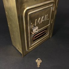 画像6: -＊鍵2個付き＊-  1920-30's "CORBIN LOCK CO."  Brass Wall Mount Mail Box  (6)