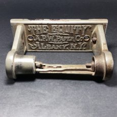 画像2: 1890-1910's ★A.P.W PAPER CO. N.Y.★ Iron Toilet Paper Holder (2)