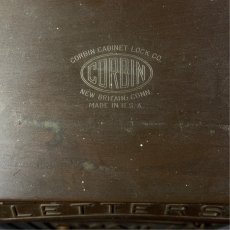 画像4: 1920-30's ★CORBIN LOCK CO.★ Brass Wall Mount Mail Box (4)