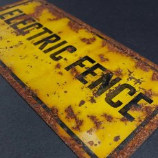 画像2: 1960's Rusty ⚡️ELECTRIC FENCE⚡️ Vintage Tin Sign (2)
