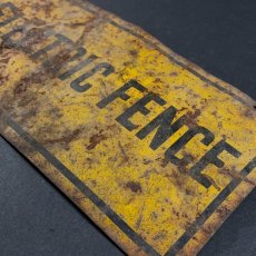 画像2: 1960's Rusty ⚡️ELECTRIC FENCE⚡️ Vintage Tin Sign (2)