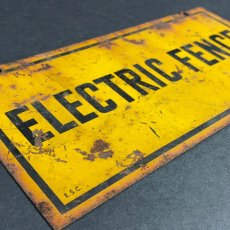 画像2: 1960's Rusty ⚡️ELECTRIC FENCE⚡️ Vintage Tin Sign (2)