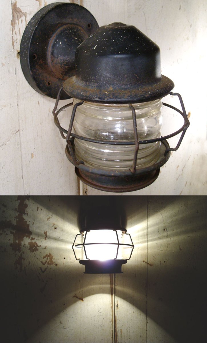画像1: 1940's "Thick Ribbed Glass" Caged Outside Lamp (1)