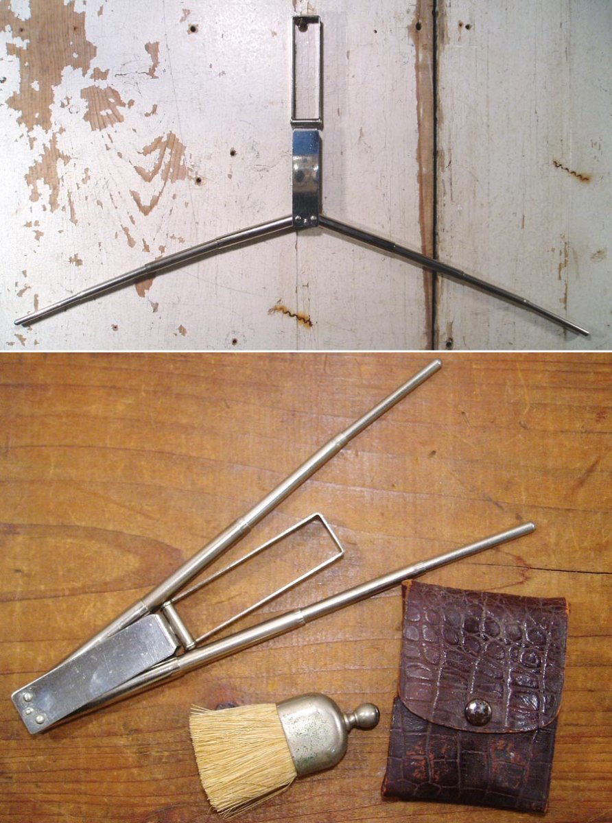 画像1: 1910-20's "Traveling" Metal Hanger w/ Leather Case＆Brush (1)