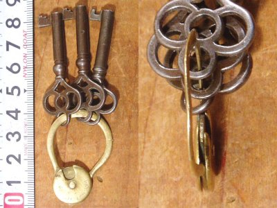 画像3:  Pat.1879 Brass "Rotating" Key Ring w/3 Skeleton Keys