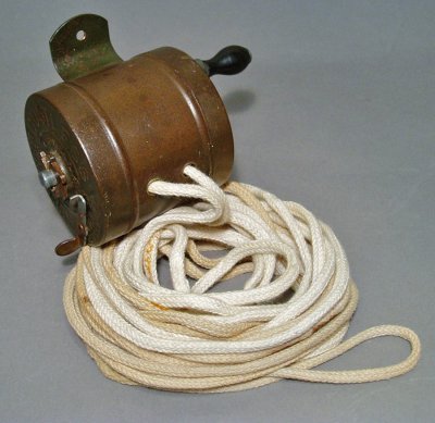 画像3: 1910-20's Wood Handle "Clothes-Line" Reel