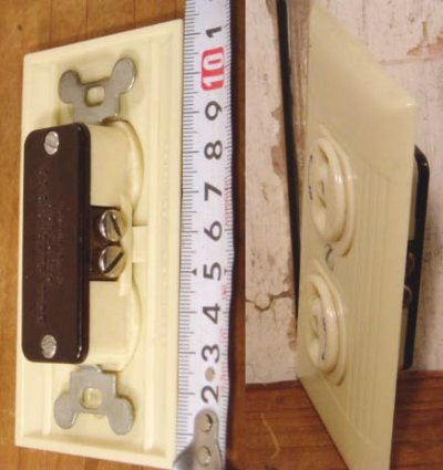 画像2: 40's "Child's Proof" Bakelite Outlet