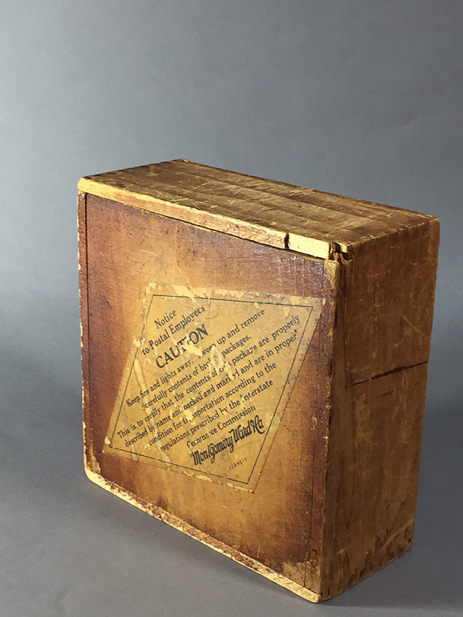 画像1: 1920-30's【Montgomery Ward & Co.】 Small Wooden Box.  (1)