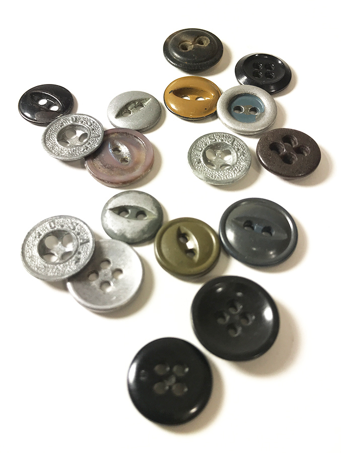 画像1: LOT OF 17  Vintage Buttons (1)